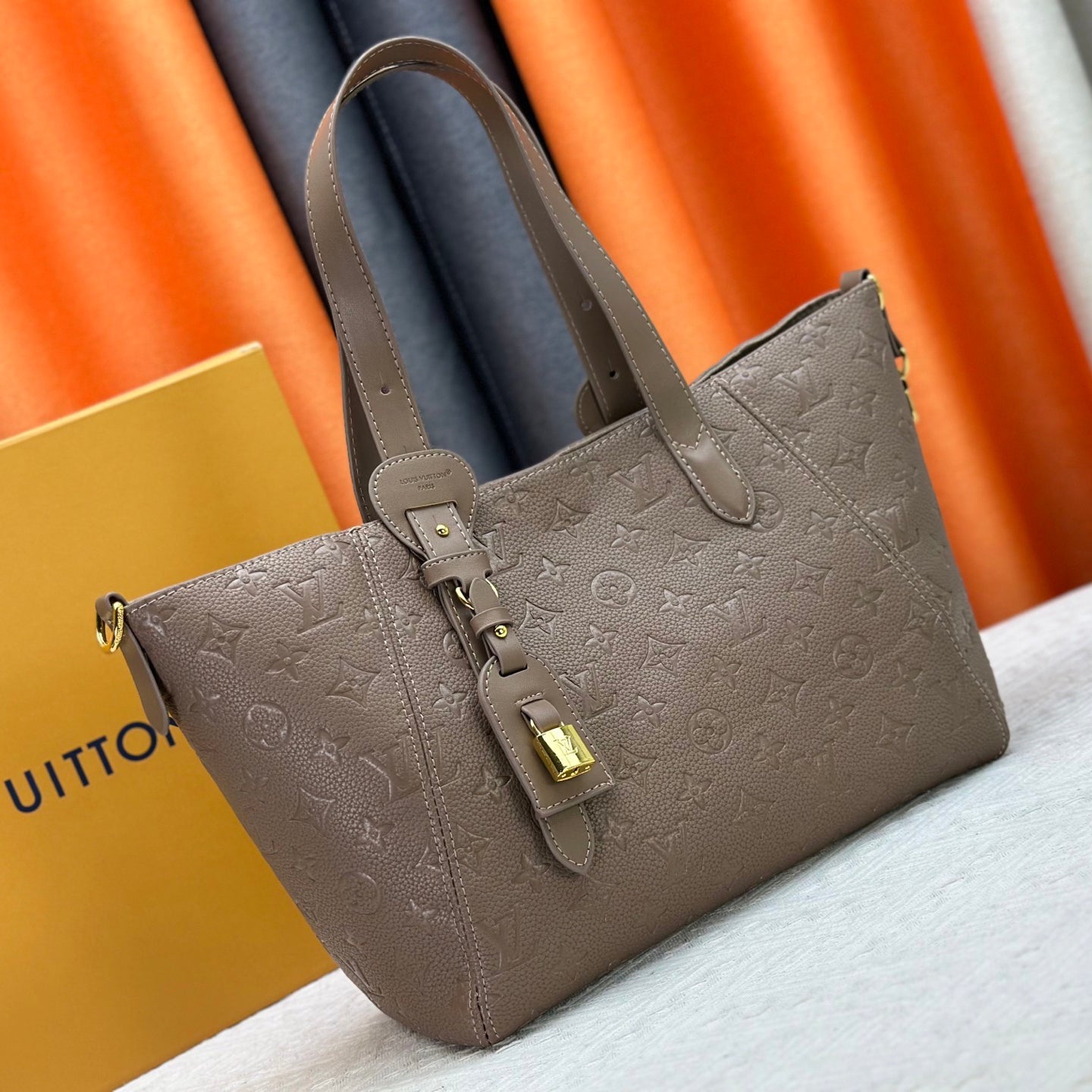 New Fashion and Versatile Handbag 1025092201