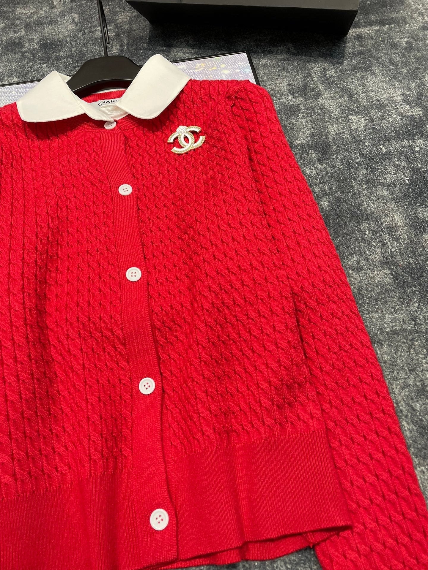 CNL Double C Brooch Decorated with Contrasting Color Lapel Stitching Fake Two-piece Fine Twist Knitted Cardigan 0724012301