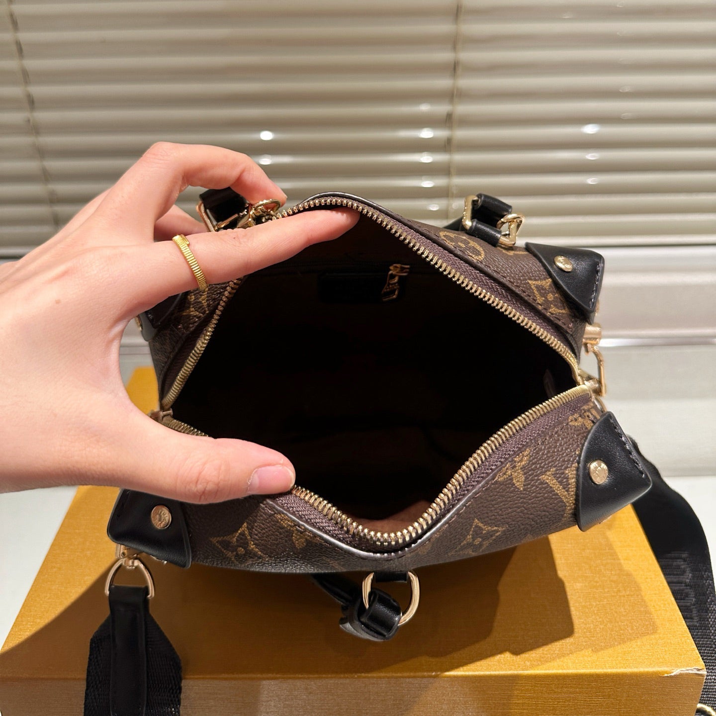 L Petite Malle Handbag 1025092517