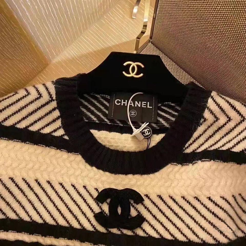 Black White Contrast Striped Knitted Sweater 0823112302