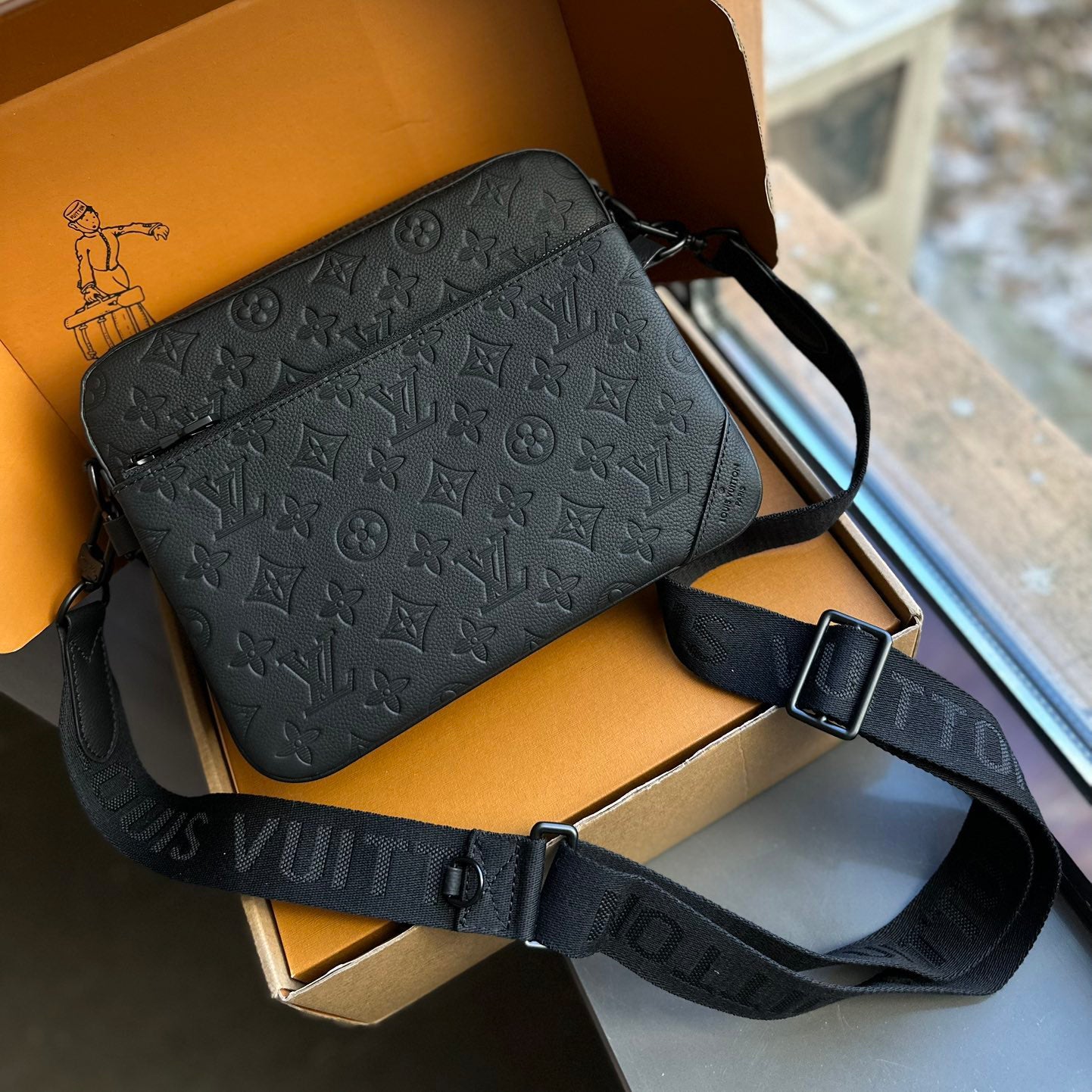 New Fashion Black V Logo Men's bagsXC052023110606