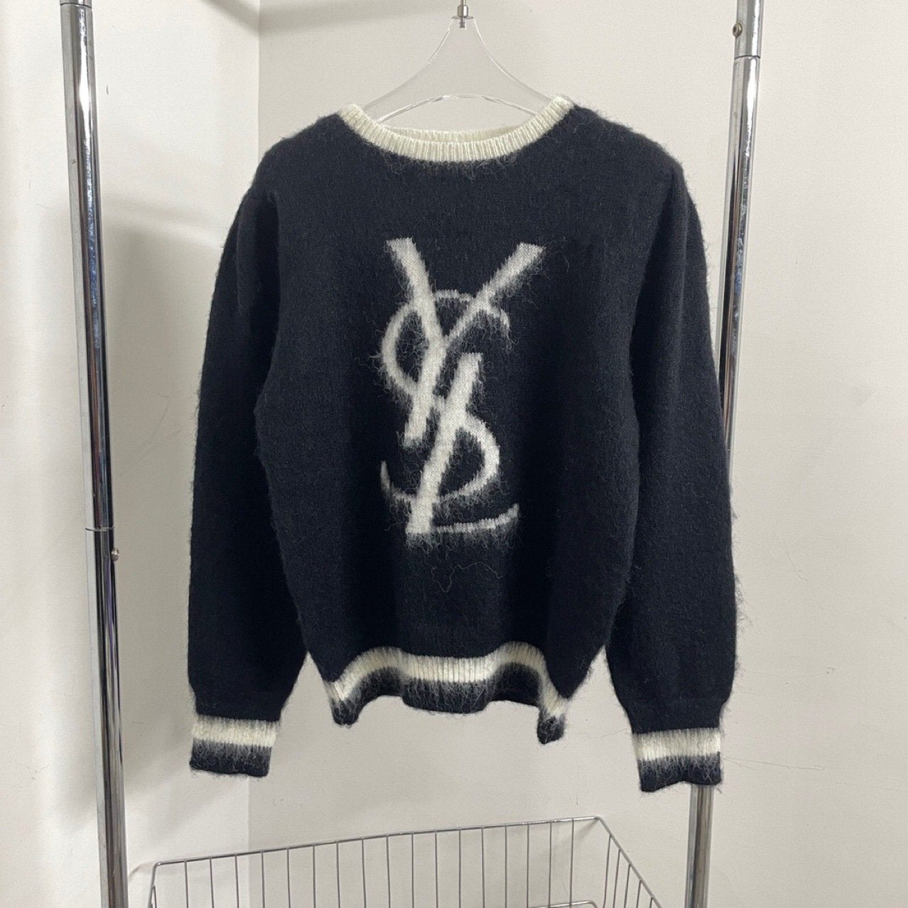 New Round Neck Long Sleeved Knitted Sweater 1023121401