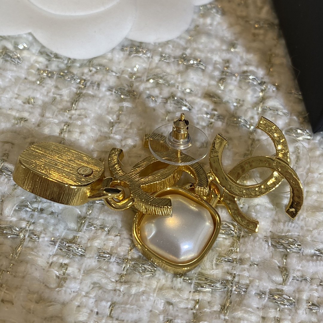 Square pearl earrings