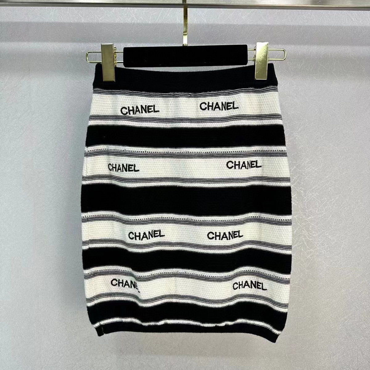 Classic Black and White Contrast Knit Dress MM10041350