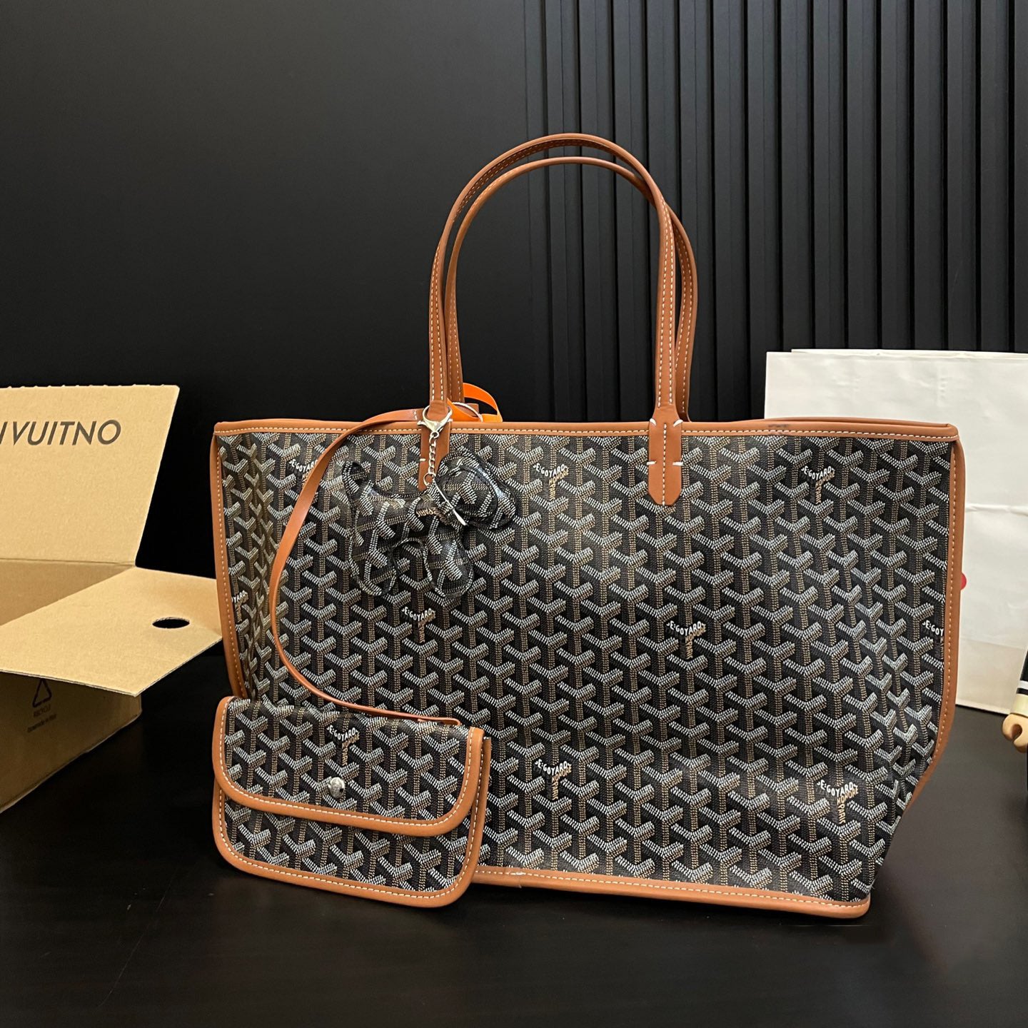 GY Classic Print Shopping Tote 1024052902