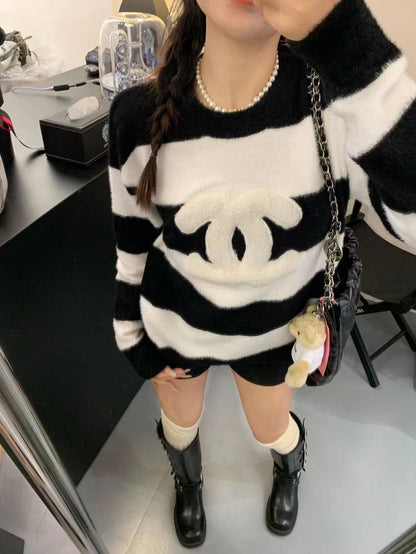 Striped contrast embroidered Double C knitted sweater XC0823092809