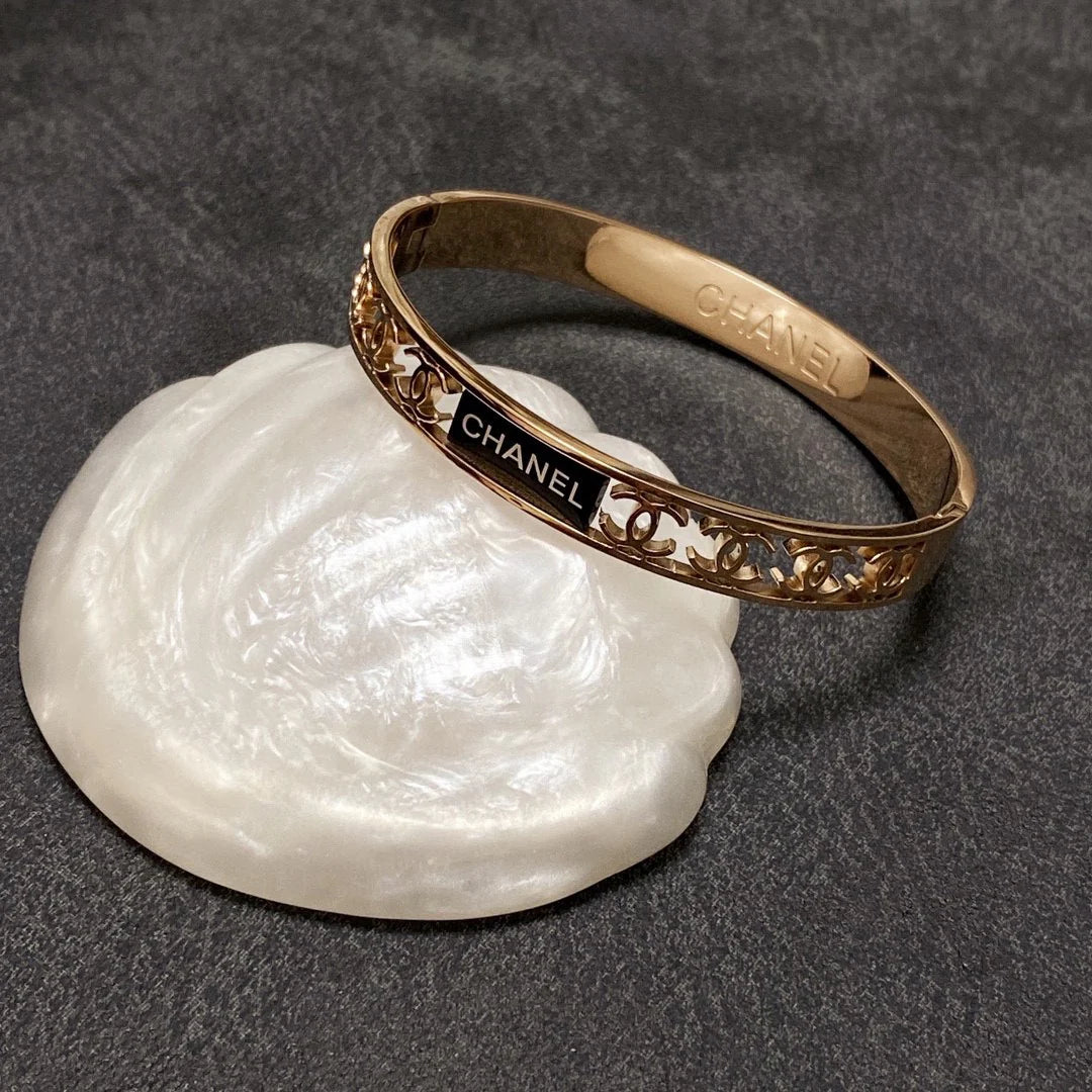 New Fashion Classic Hollow Bracelet 1024040118