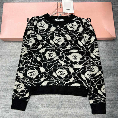 Black and white wool camellia knit XC1823091902