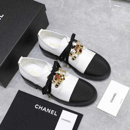 24P new double C pearl gemstone heavy metal buckle leather shoes 0724090504