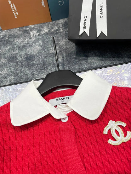 CNL Double C Brooch Decorated with Contrasting Color Lapel Stitching Fake Two-piece Fine Twist Knitted Cardigan 0724012301