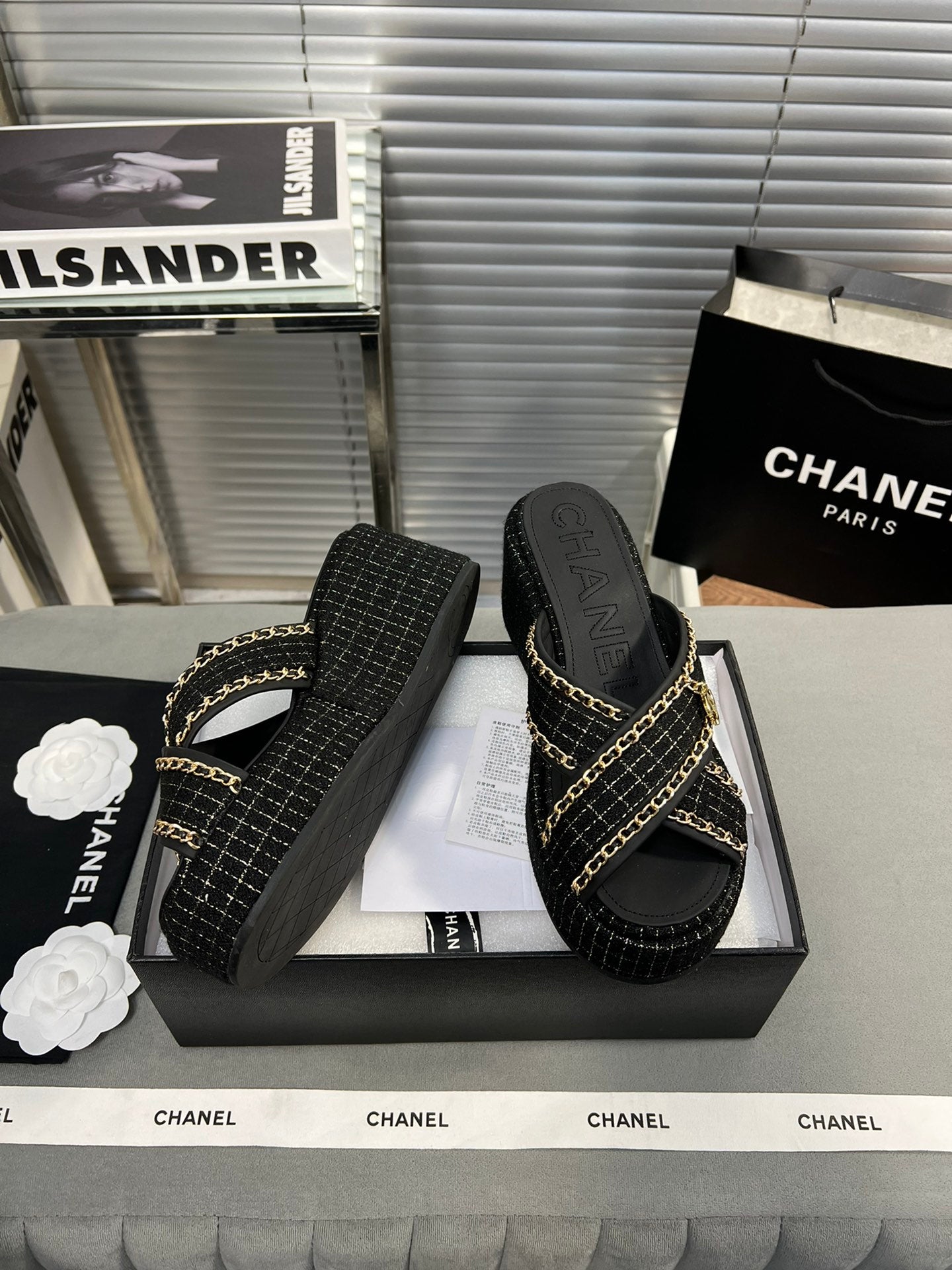 23 Ladies Fashion Luxury slipper and flip-flop S010