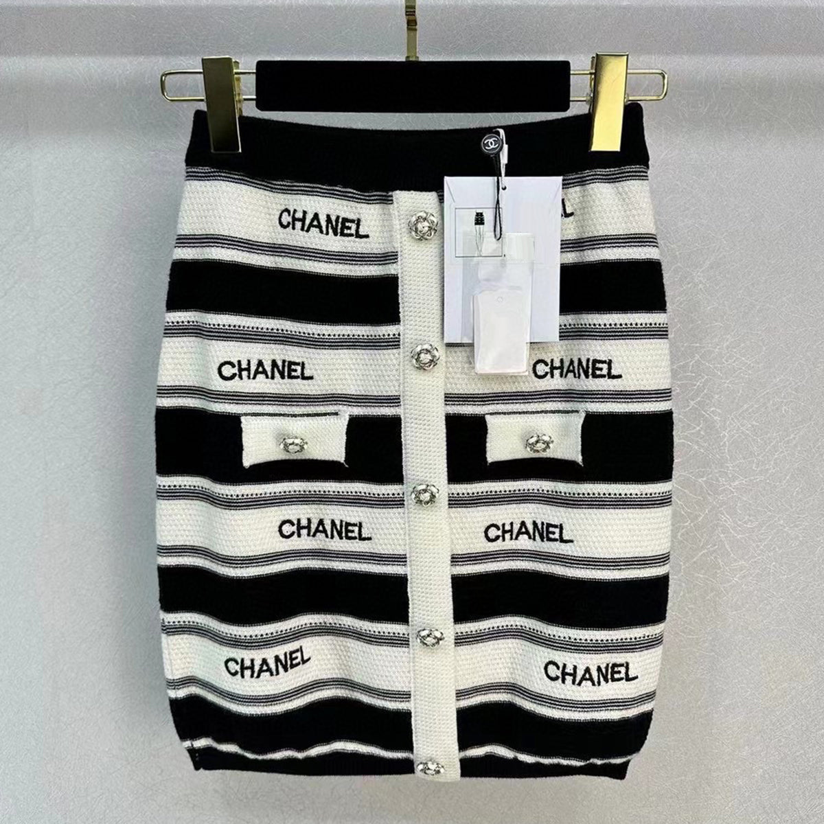 Classic Black and White Contrast Knit Dress MM10041350