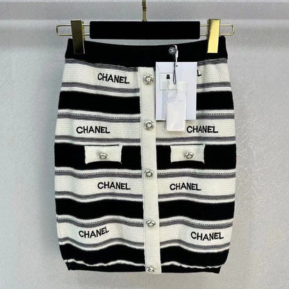 Classic Black and White Contrast Knit Dress MM10041350