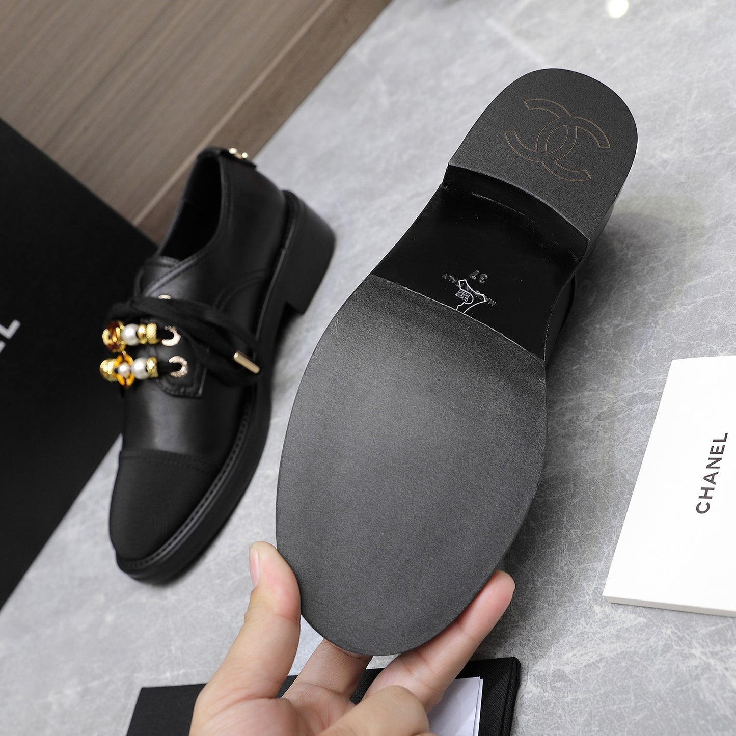 24P new double C pearl gemstone heavy metal buckle leather shoes 0724090504