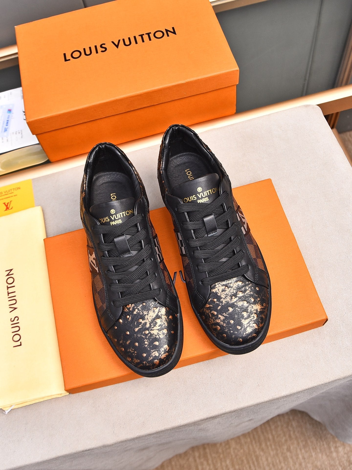 V Fashionable plaid print sneakers 0724101401