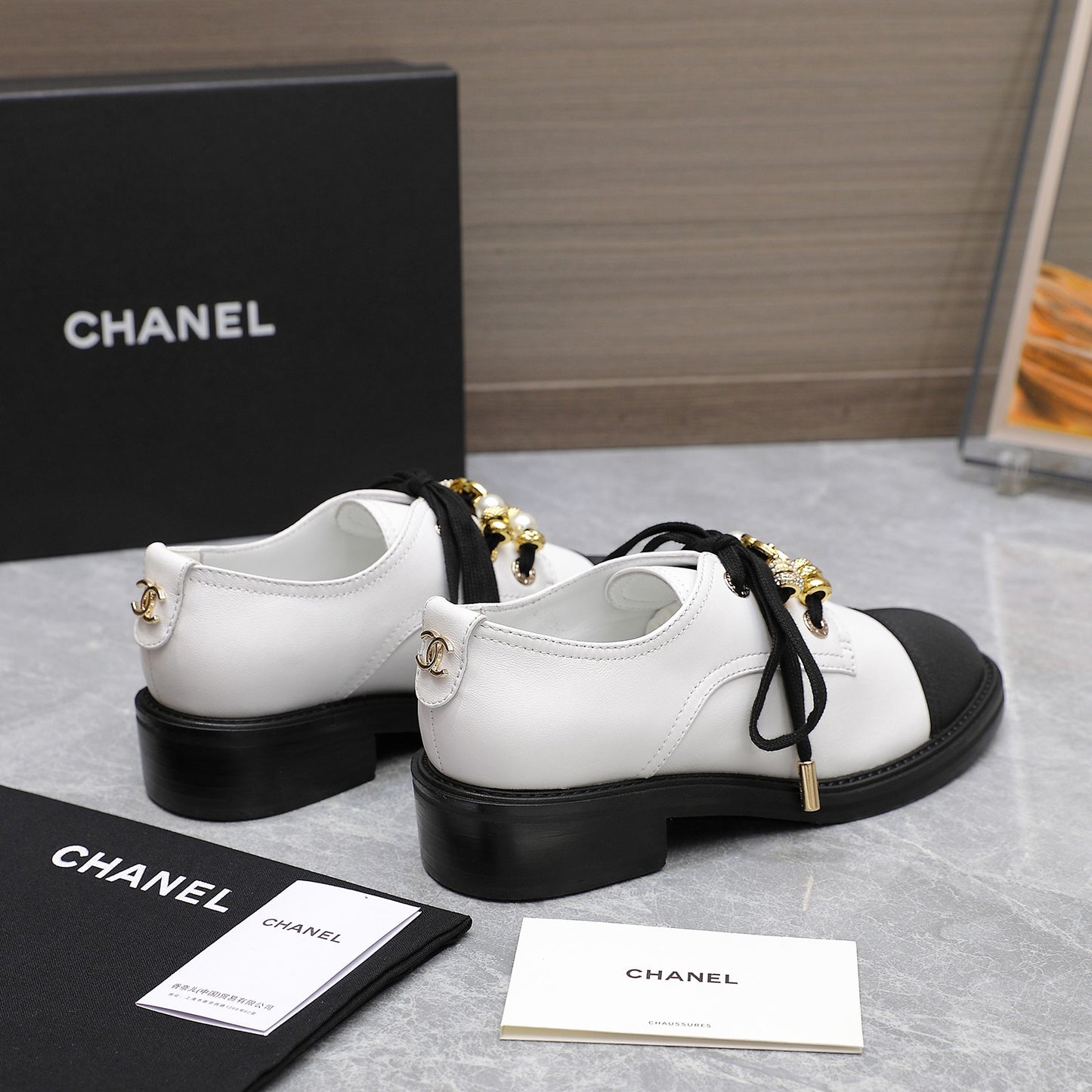 24P new double C pearl gemstone heavy metal buckle leather shoes 0724090504