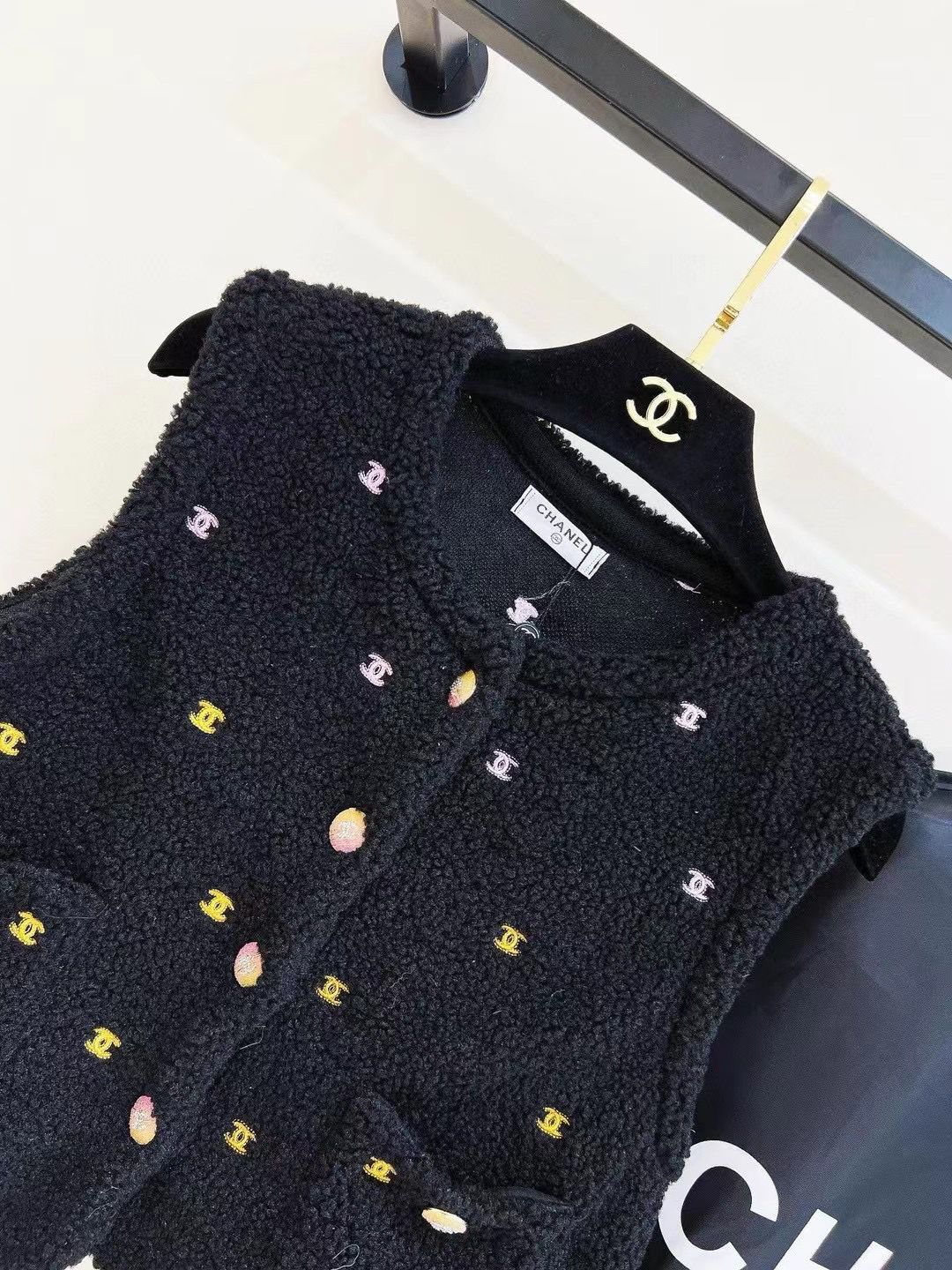 Early Spring New Embroidered Age-reducing Knitted Cardigan Vest Top 1024030710