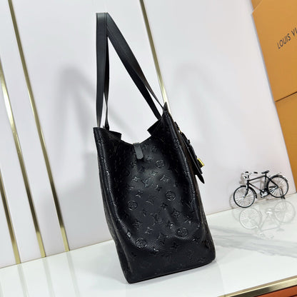 New Fashion and Versatile Handbag 1025092201