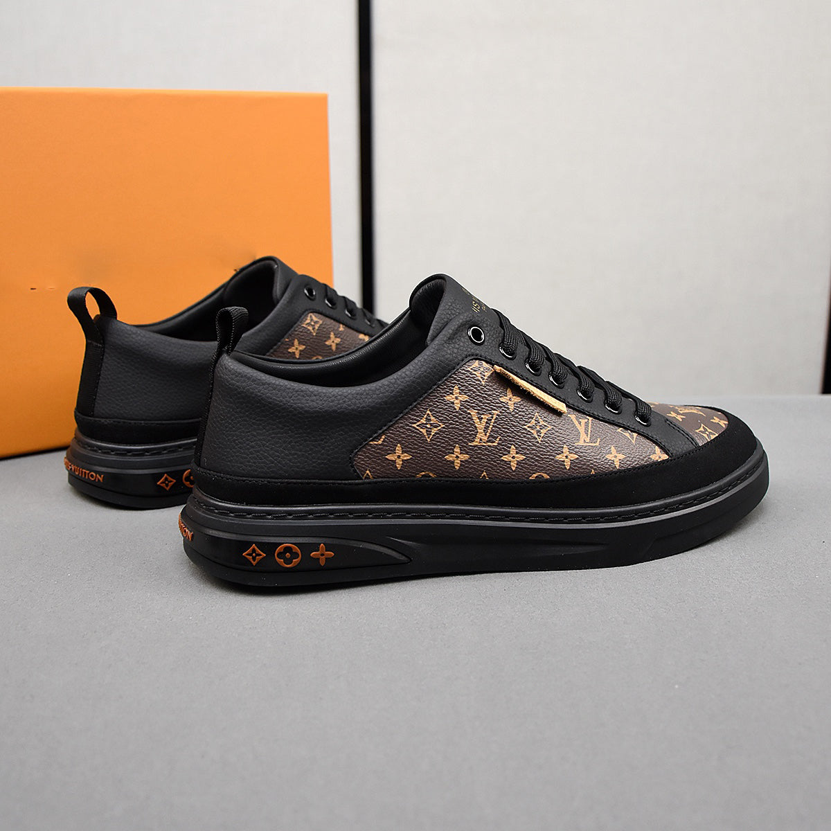 New V Logo Handmade men's sneakersXC052024031401