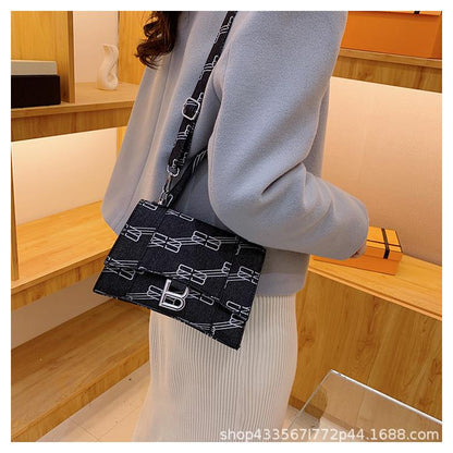 New Fashion Shoulder Bag Retro All-match Portable Small Square Bag 1024041616