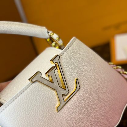 V-Capucines Shell Tote Bag 0724061308