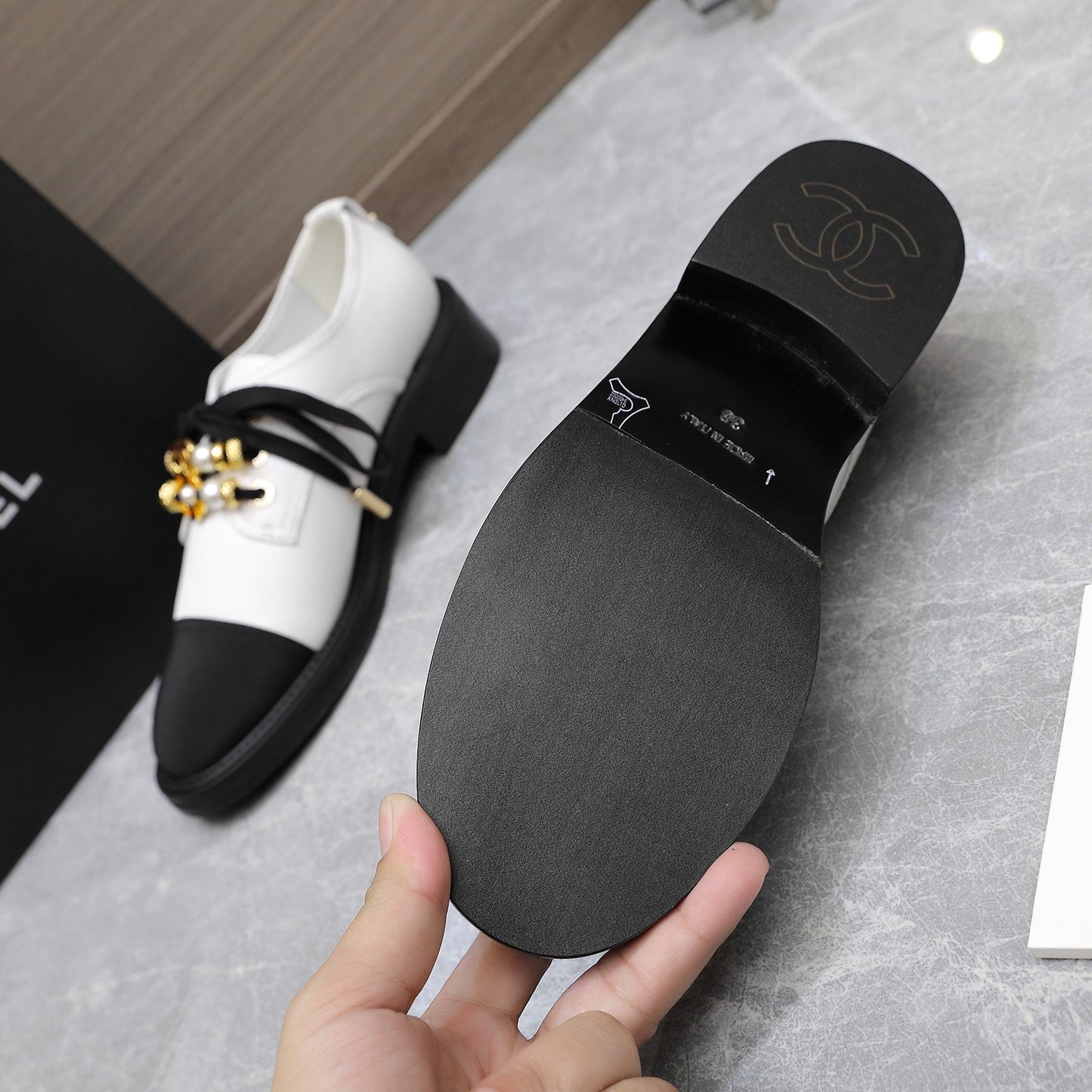 24P new double C pearl gemstone heavy metal buckle leather shoes 0724090504