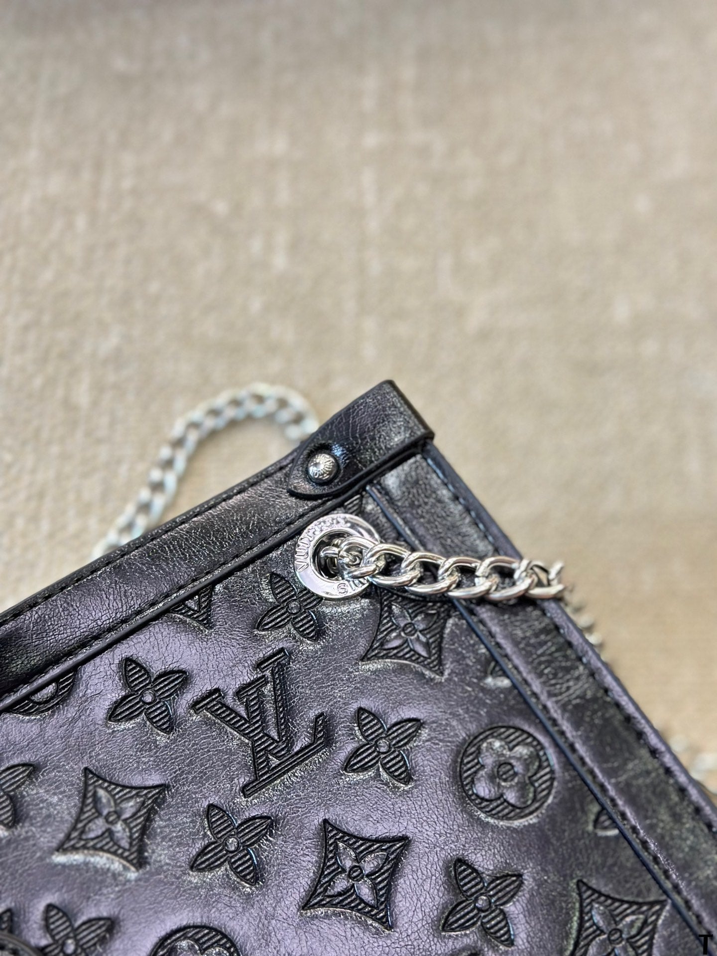 LVV Low Key Tote Bag 0724112601