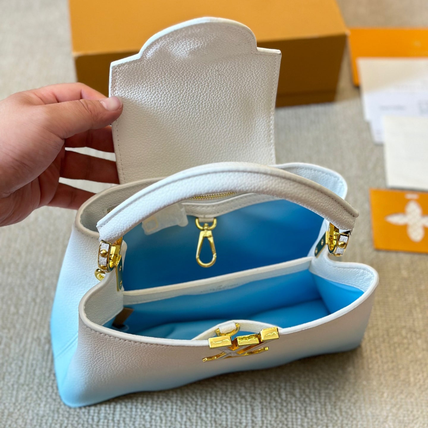 V-Capucines Shell Tote Bag 0724061308