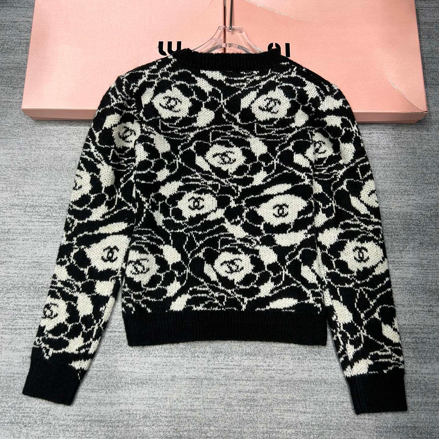 Black and white wool camellia knit XC1823091902