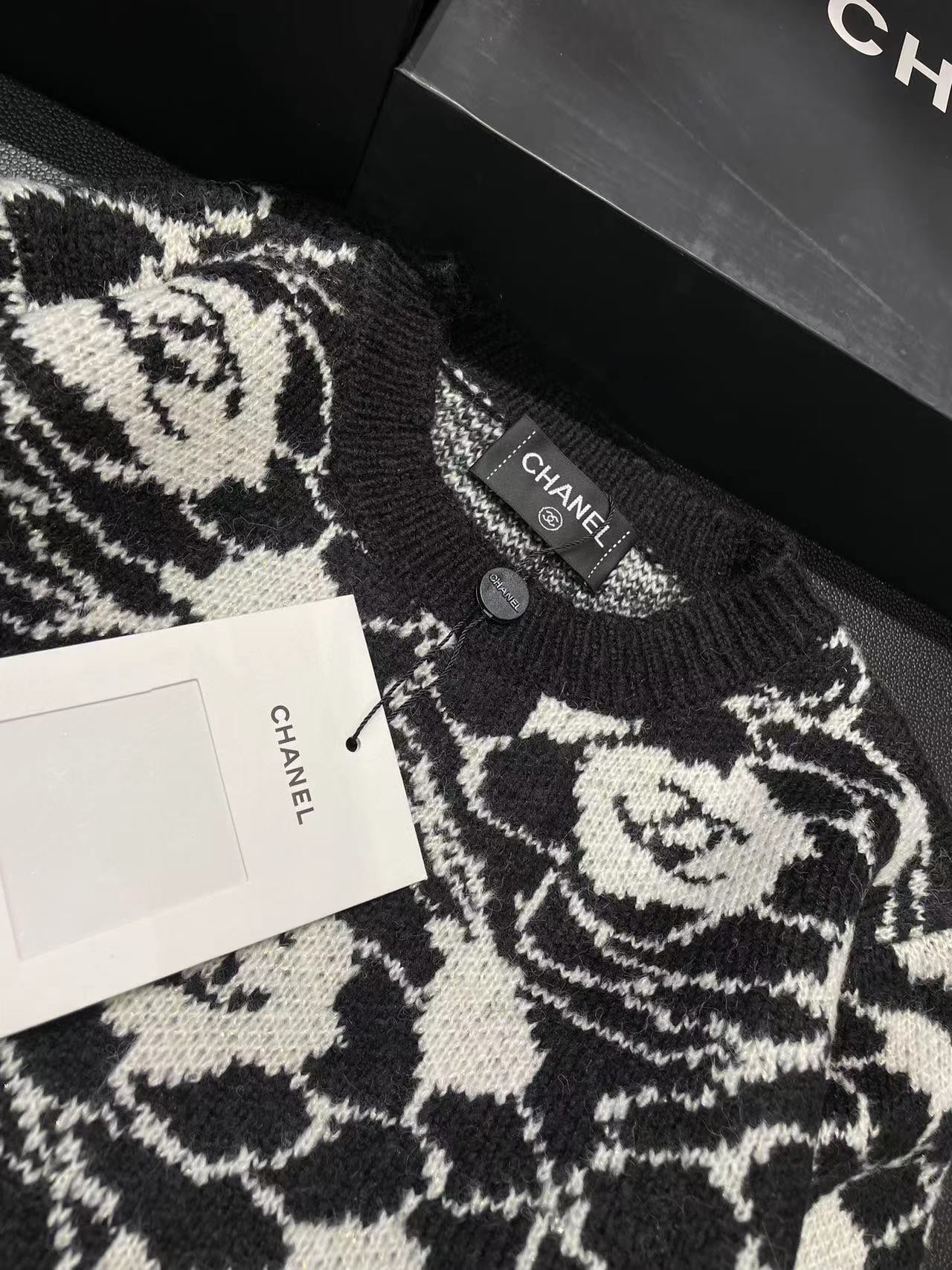 Black and white wool camellia knit XC1823091902