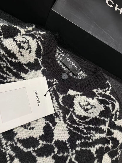 Black and white wool camellia knit XC1823091902
