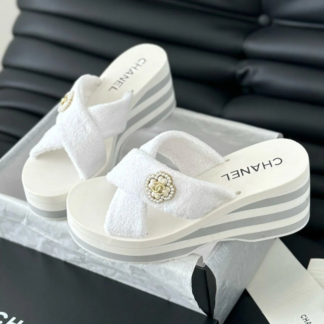 New fashionable and versatile slope heel sandals 1024070117