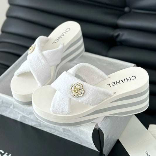 New fashionable and versatile slope heel sandals 1024070117