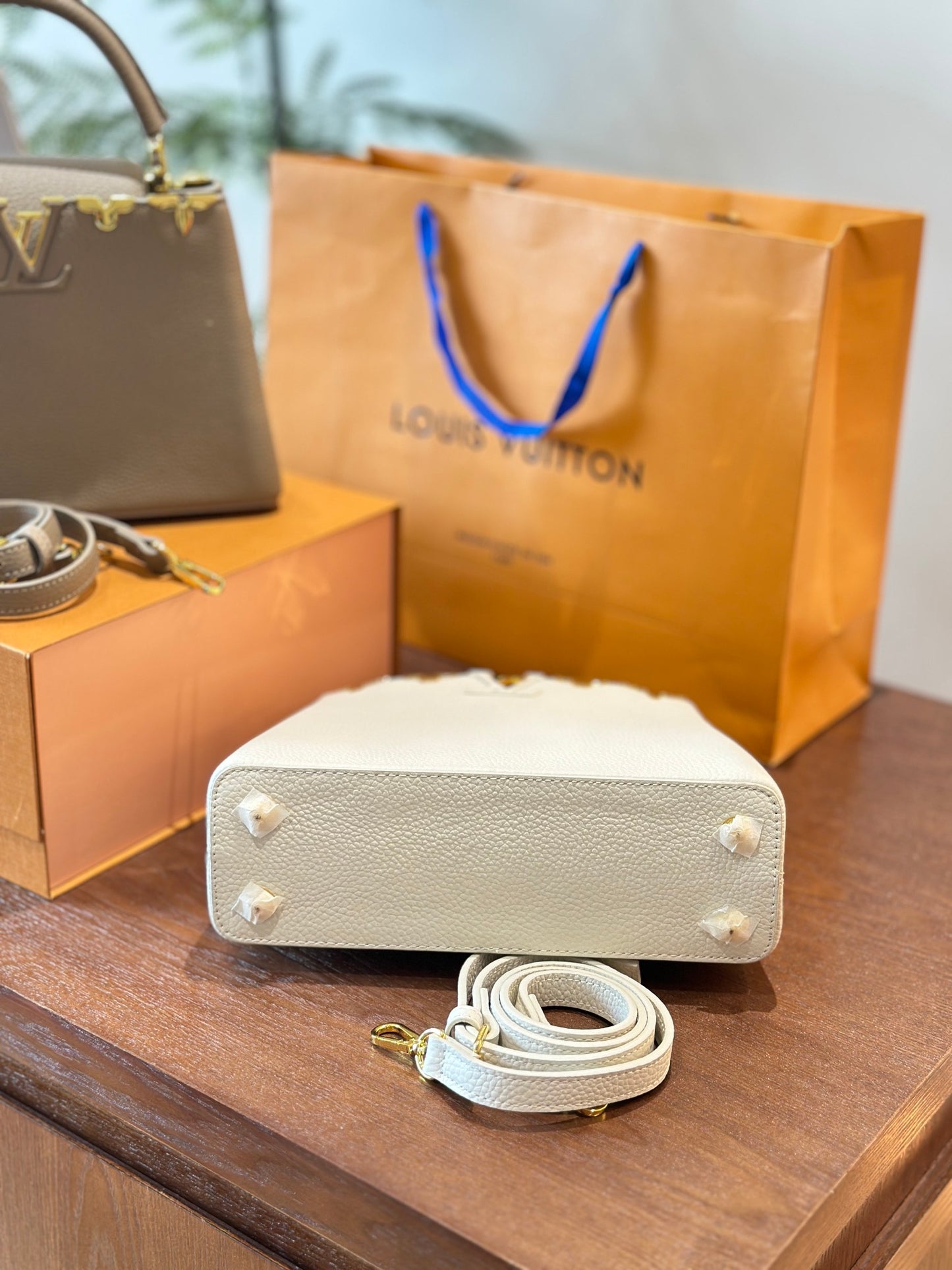 New Capucines Metallic Flower Trim Handbag 1824042604