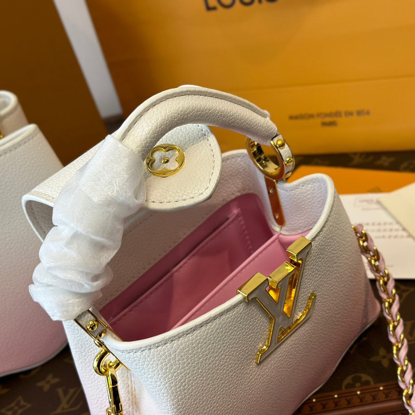 V-Capucines Shell Tote Bag 0724061308