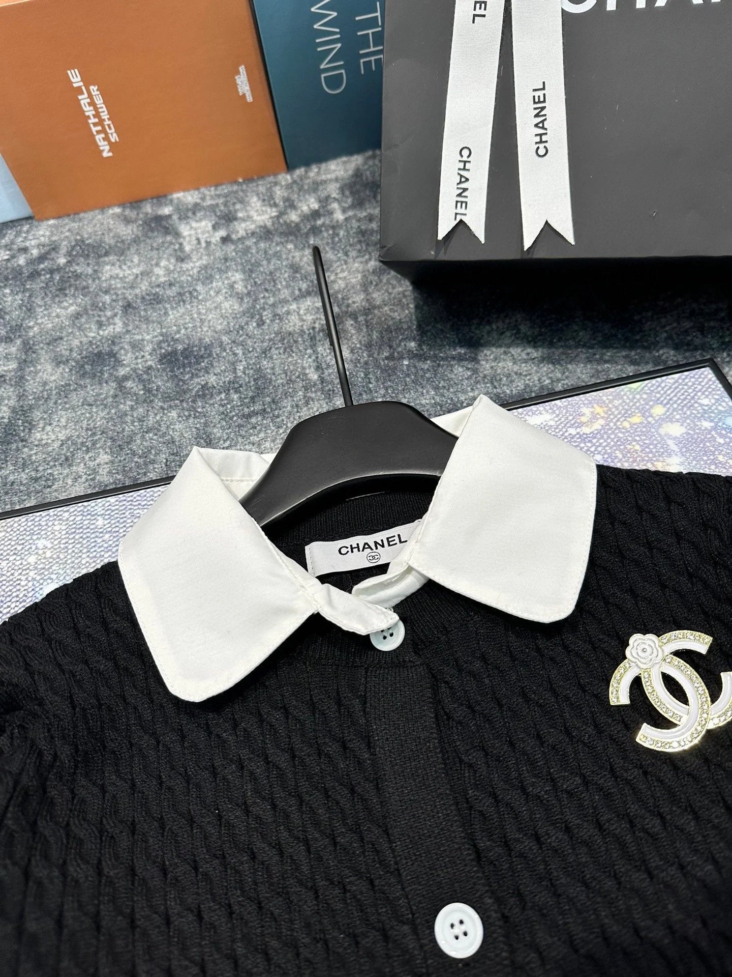 CNL Double C Brooch Decorated with Contrasting Color Lapel Stitching Fake Two-piece Fine Twist Knitted Cardigan 0724012301