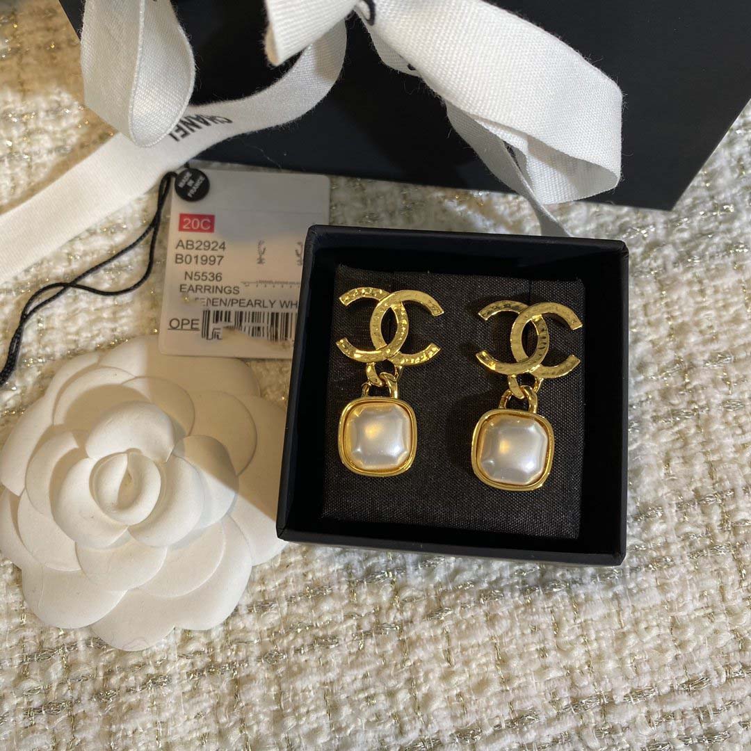 Square pearl earrings