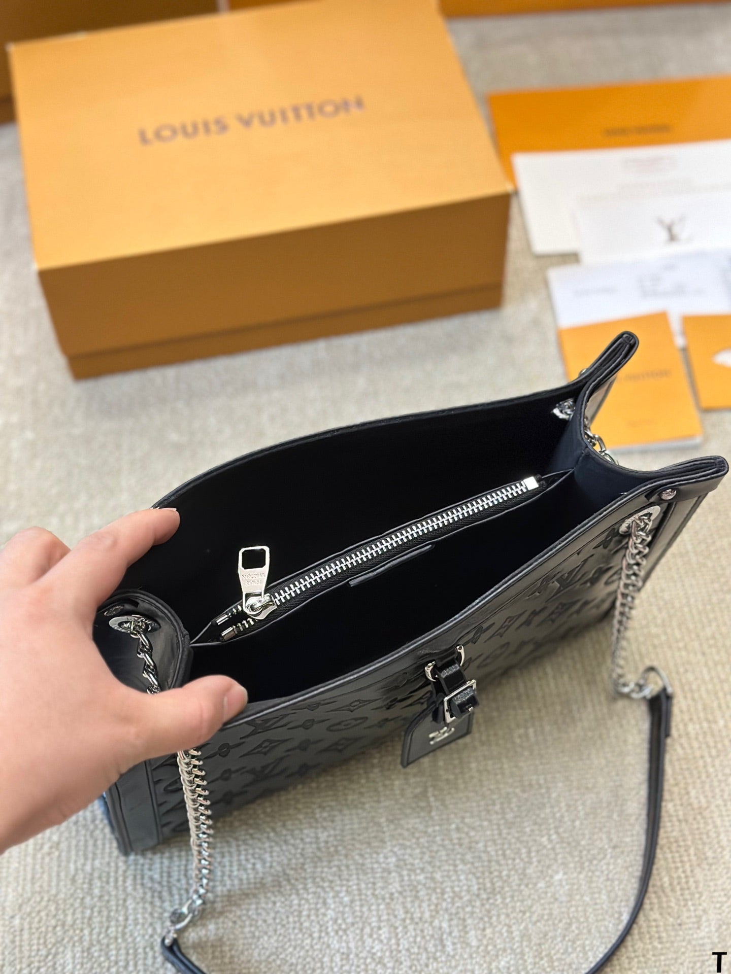 LVV Low Key Tote Bag 0724112601