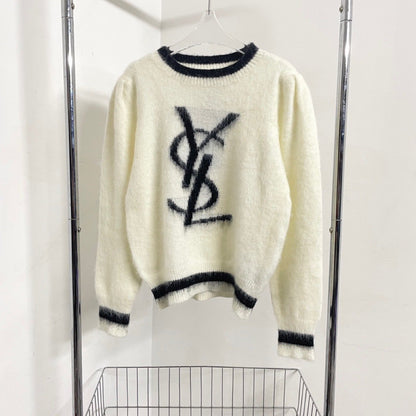 New Round Neck Long Sleeved Knitted Sweater 1023121401