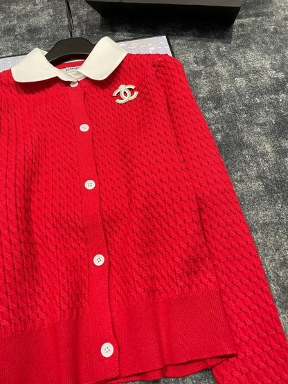 CNL Double C Brooch Decorated with Contrasting Color Lapel Stitching Fake Two-piece Fine Twist Knitted Cardigan 0724012301