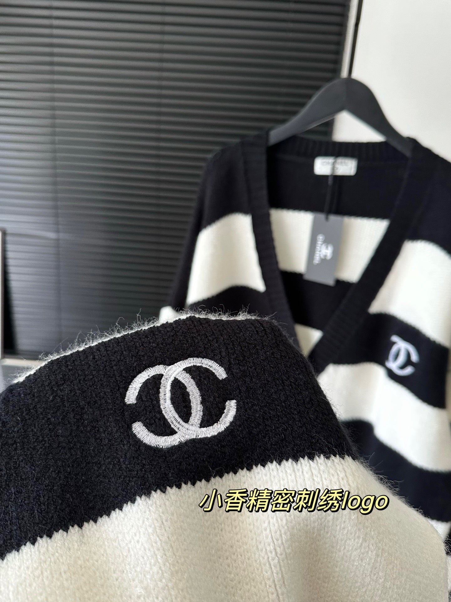Striped contrasting color sweater jacket cardigan with embroidered logo on the chest XC0823100904