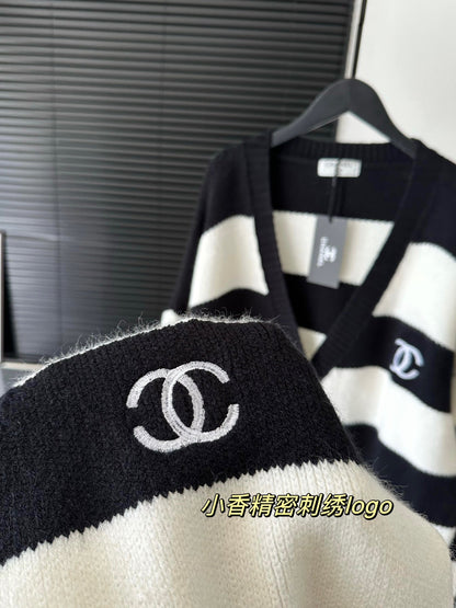 Striped contrasting color sweater jacket cardigan with embroidered logo on the chest XC0823100904