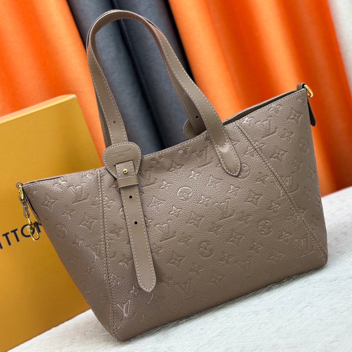 New Fashion and Versatile Handbag 1025092201