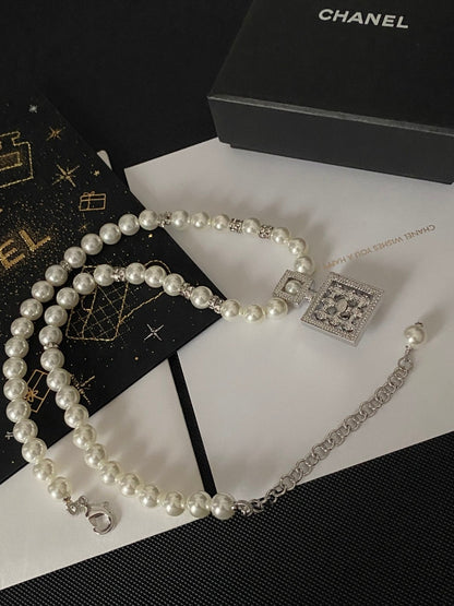 Square Pearl White Gold Diamond Square Perfume Bottle Pendant Pearl Letter Necklace 0724110602