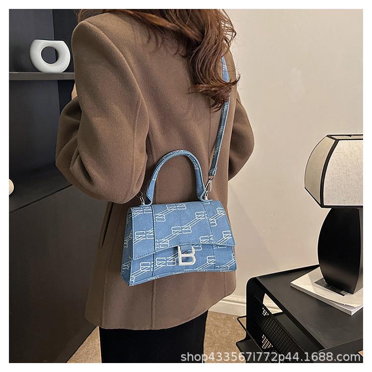 New Fashion Shoulder Bag Retro All-match Portable Small Square Bag 1024041616