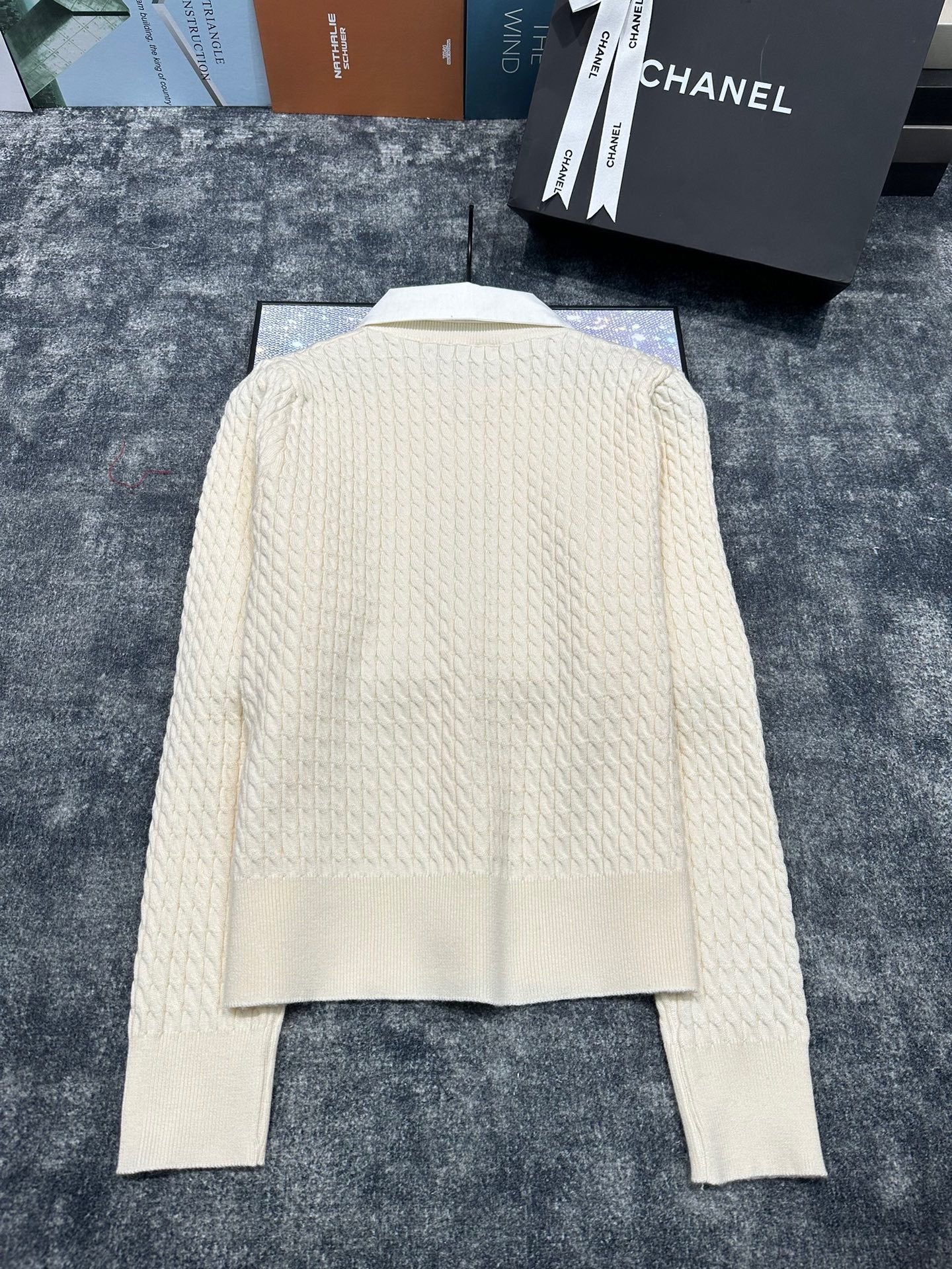 CNL Double C Brooch Decorated with Contrasting Color Lapel Stitching Fake Two-piece Fine Twist Knitted Cardigan 0724012301