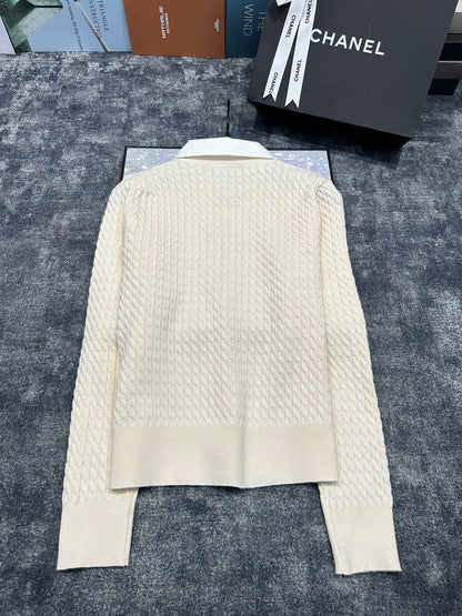 CNL Double C Brooch Decorated with Contrasting Color Lapel Stitching Fake Two-piece Fine Twist Knitted Cardigan 0724012301