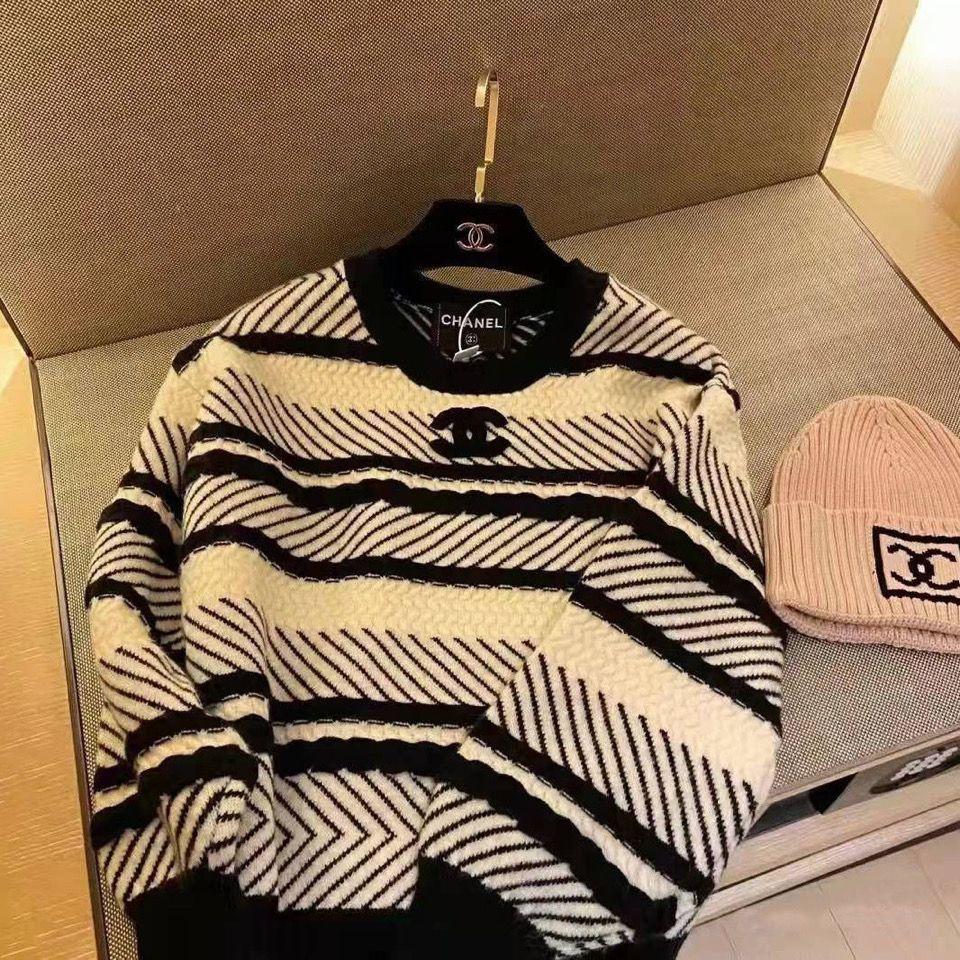 Black White Contrast Striped Knitted Sweater 0823112302