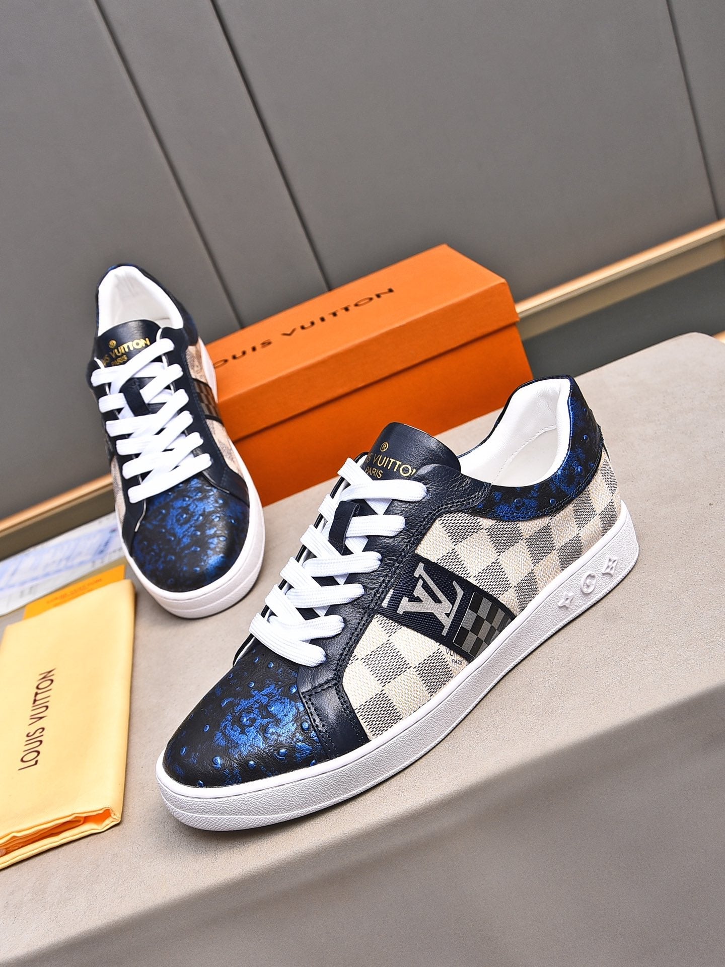 V Fashionable plaid print sneakers 0724101401