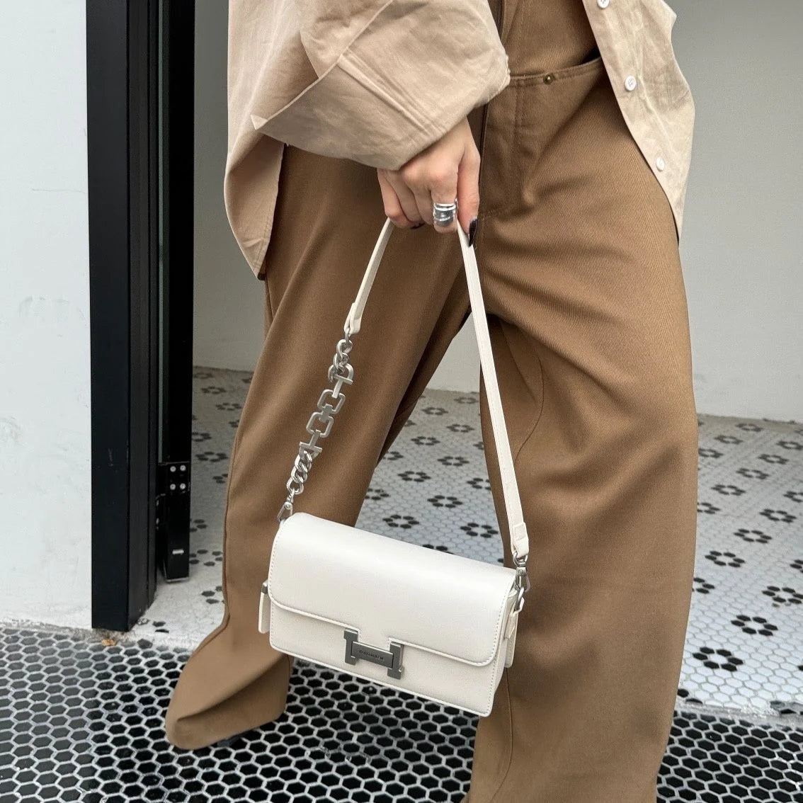 New Fashion Chain Underarm Bag Shoulder Small Square Bag 1024032025